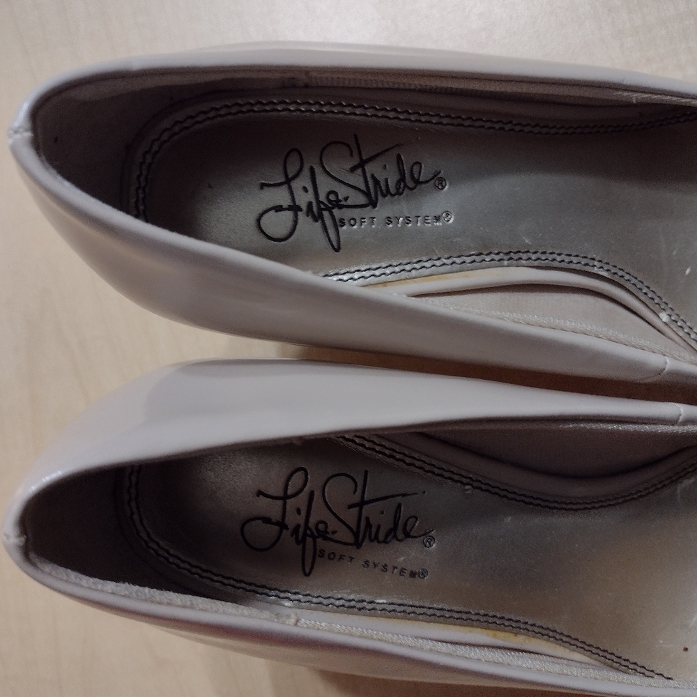 Classic Women's Patent Mid-Heel Pumps in Nude - Picture 12 of 13